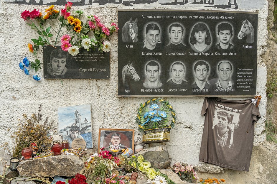 Гранитные таблички в память о Сергее Бодрове-младшем и актерах театра «Нарты» в Кармадонском ущелье