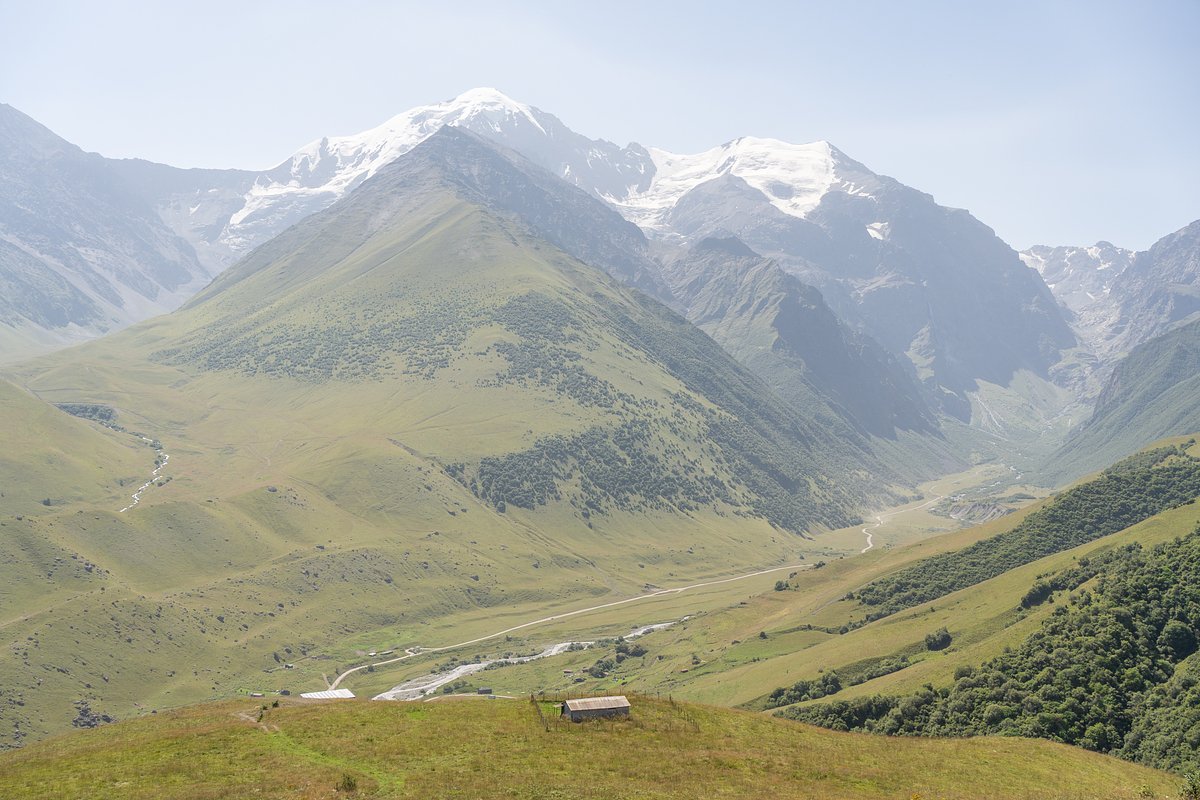 Вид на ледники возле горного села Джимара в Северной Осетии