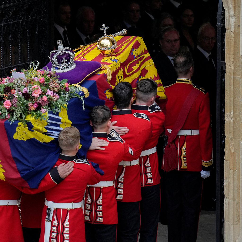 Традиции прощания. Похороны королевы Елизаветы 2002. Похороны королевы Англии 2022. Похороны Елизаветы 2. Королевская гвардия Великобритании.
