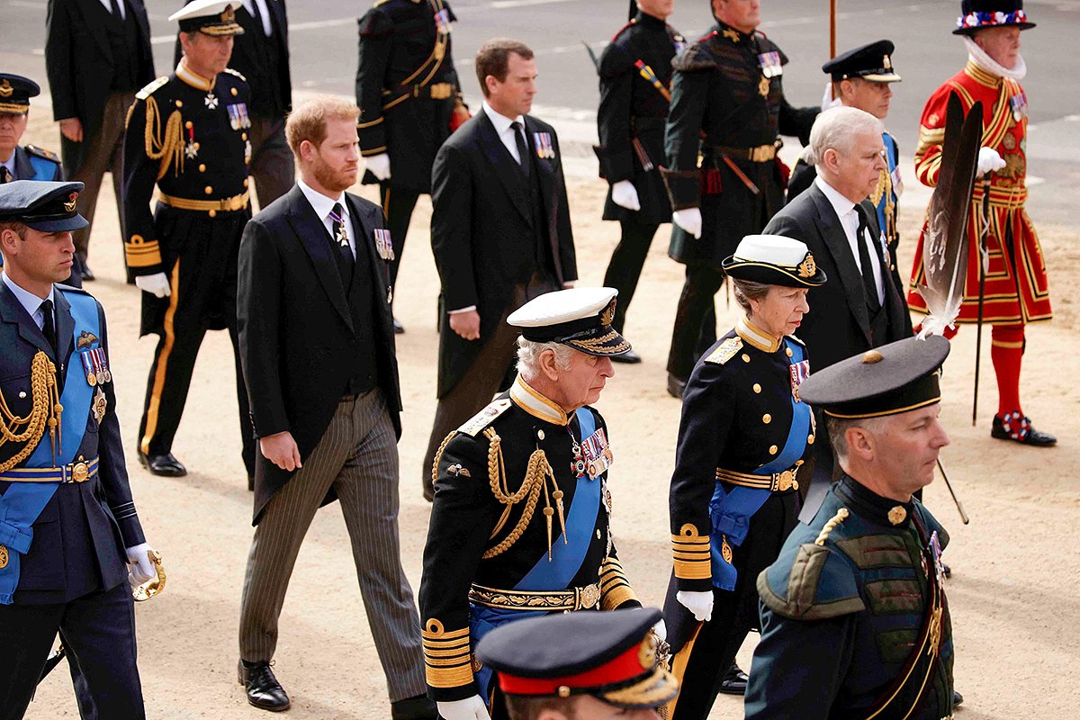 Члены королевской семьи идут за гробом королевы Елизаветы II