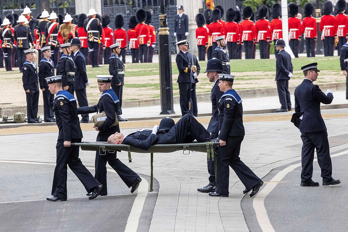 Потерявший сознание во время церемонии прощания с королевой сотрудник полиции