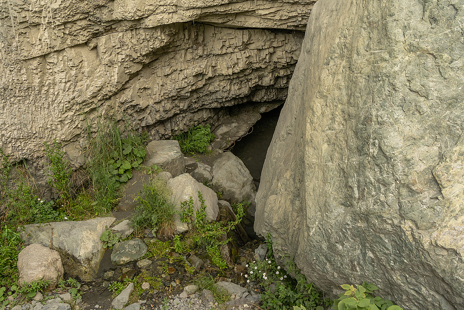 Заваленный принесенными ледником камнями въезд в тоннель в Кармадонском ущелье