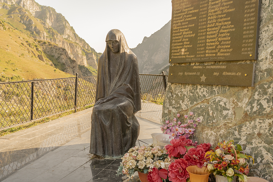 Памятник жертвам схода ледника «Колка», построенный поисковиками, пробивавшимися в Кармадонский тоннель