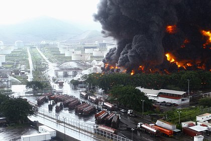 Нефтеперерабатывающий завод в Венесуэле загорелся после удара молнии