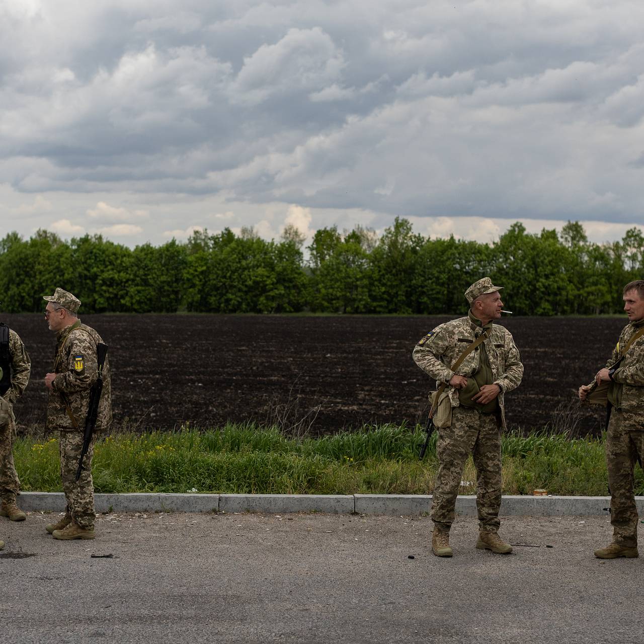 Бывший офицер заявил о расстреле украинских военных пьяными солдатами ВСУ:  Украина: Бывший СССР: Lenta.ru