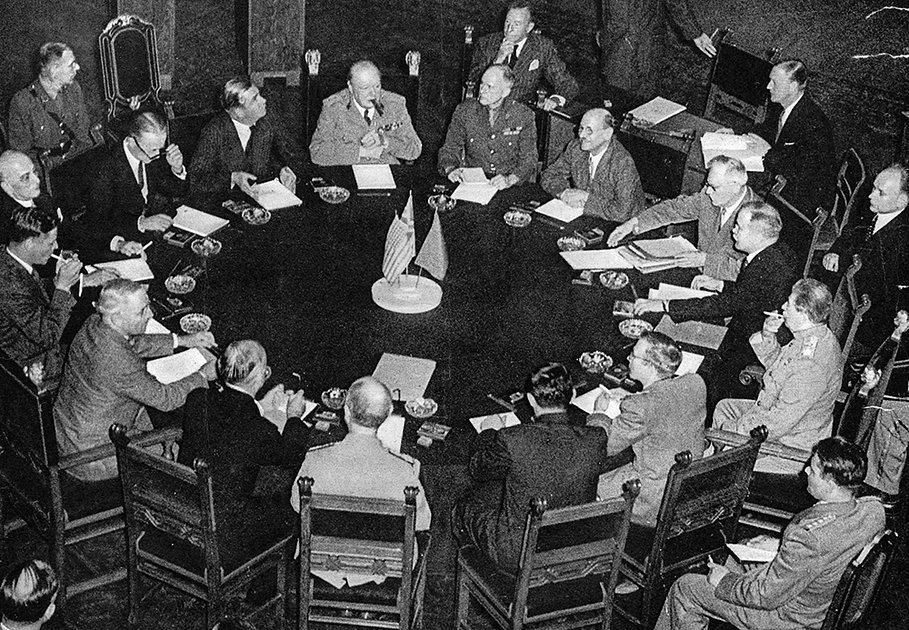 Первое официальное заседание Потсдамской конференции во дворце кайзера Вильгельма. За столом сидят представители США, СССР и Великобритании со своими сотрудниками и переводчиками, 1945 год