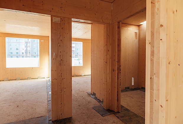 Квартиры в новых многоэтажках будут отделаны «под ключ», но потолок и одна стена остаются деревянными. Сохранить или оставить дерево в интерьере, решат сами жильцы