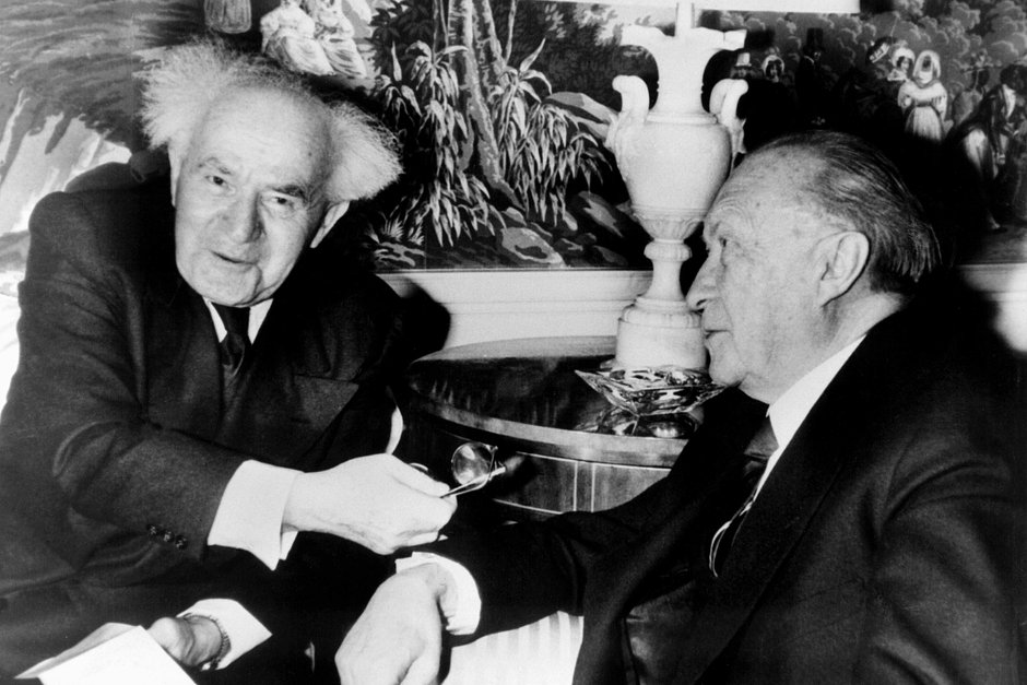 Встреча первого канцлера ФРГ Конрада Аденауэра (справа) с первым премьер-министром Израиля Давидом Бен-Гурионом (слева), положившая начало историческому примирению еврейского и немецкого народов. США, Нью-Йорк, отель «Уолдорф-Астория», 14 марта 1960 года. В 1966 году бывший канцлер ФРГ К. Аденауэр посетил Израиль с частным визитом, а в 1967 году бывший израильский премьер-министр Д. Бен-Гурион приехал в Западную Германию на похороны К. Аденауэра