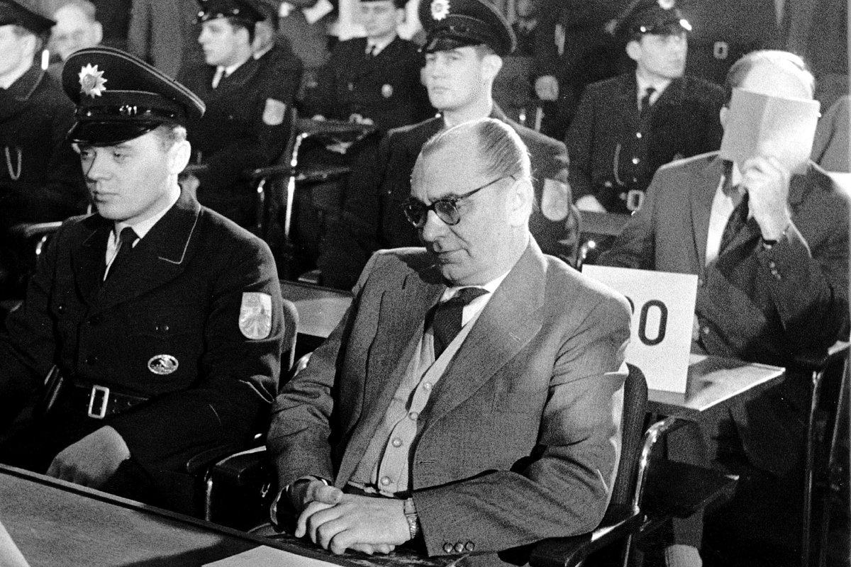 В центре снимка на переднем плане: бывший обершарфюрер СС и санитар нацистского концлагеря Аушвиц-Биркенау (Освенцим) Йозеф Клер, лично запускавший яд «Циклон Б» в газовые камеры, на Франкфуртском (Освенцимском) процессе 1963-1965 гг. ФРГ, Франкфурт-на-Майне, 22 декабря 1963 года
