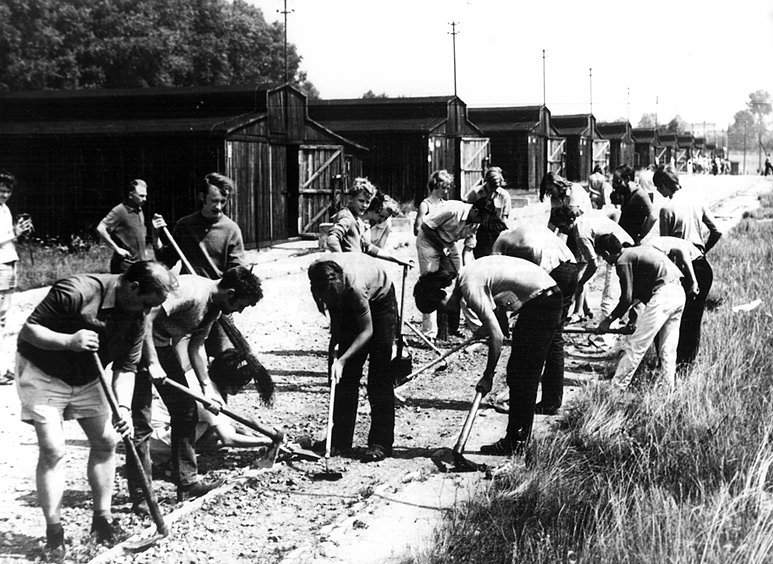Молодые немцы из Ганновера работают на территории бывшего нацистского концлагеря Майданек (Люблин). Польша, 1970 год