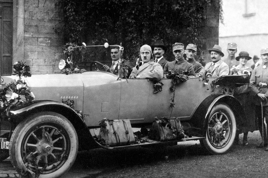Адольф Гитлер во время пропагандистского турне. 1923 год