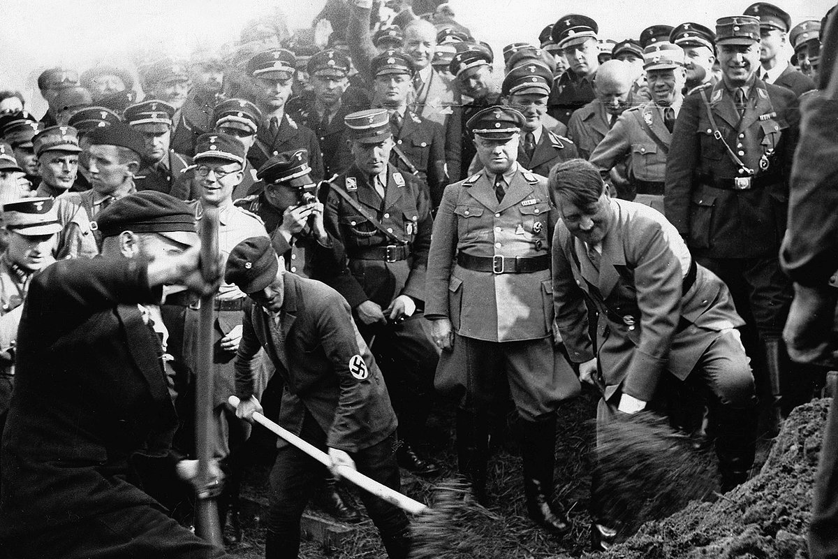 Адольф Гитлер открывает строительство автобана. 23 сентября 1933 года