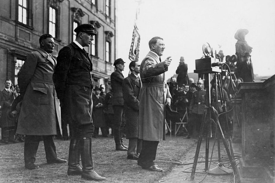 Адольф Гитлер во время предвыборной кампании. 4 апреля 1932 года