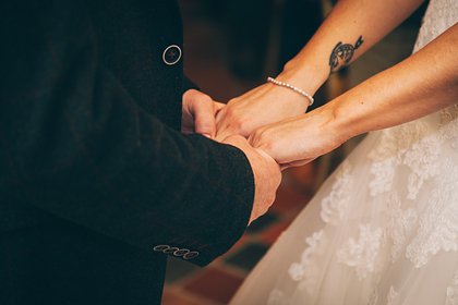 62-летняя женщина отметила годовщину свадьбы со своим 25-летним мужем