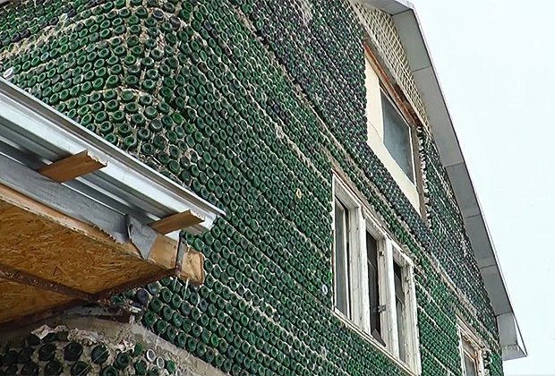 Дом из бутылок из-под шампанского на хуторе Колпачки Волгоградской области