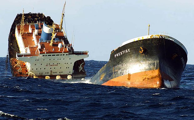 Гибель танкера «Престиж». Фото: Reuters
