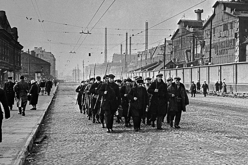 Великая Отечественная война, рабочие Кировского завода направляются на военные занятия