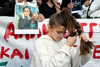 «Это наш позор!» После гибели 22-летней девушки Иран захлестнули протесты. Как страна оказалась на грани революции?
