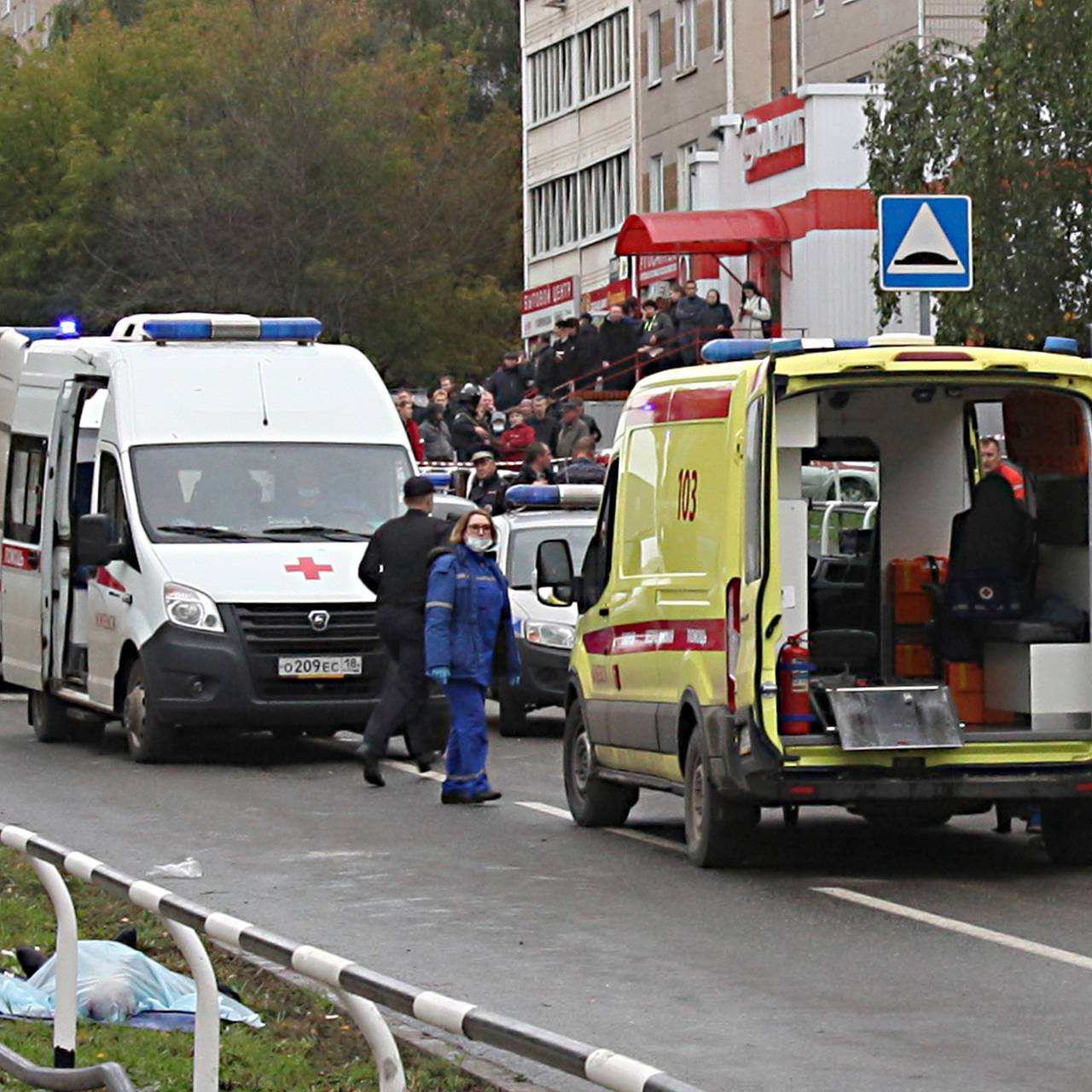 Мужчина с двумя пистолетами напал на школу в Ижевске. В результате стрельбы  погибли 15 человек, среди них 11 детей : Криминал: Силовые структуры:  Lenta.ru