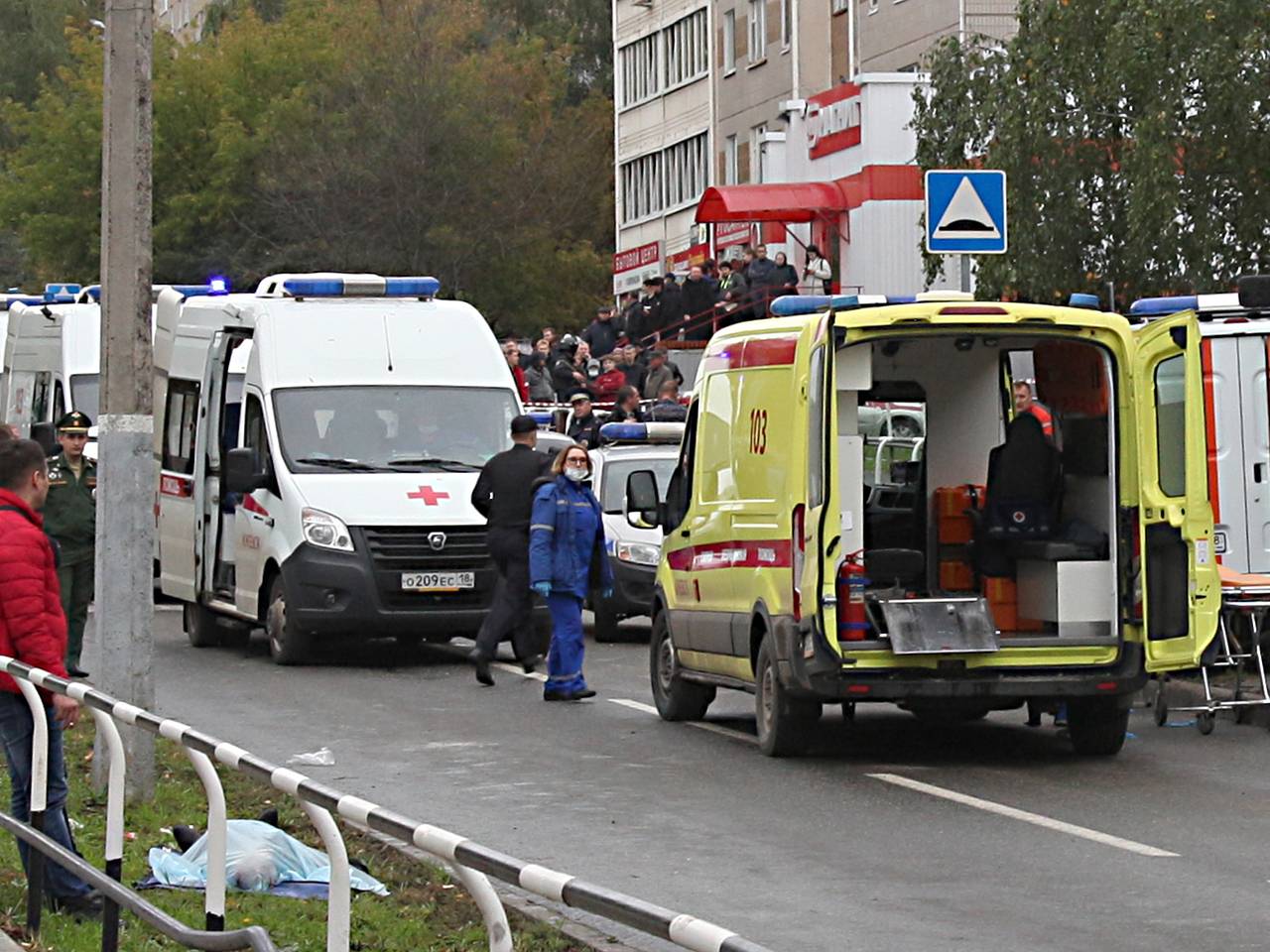 Мужчина с двумя пистолетами напал на школу в Ижевске. В результате стрельбы  погибли 15 человек, среди них 11 детей : Криминал: Силовые структуры:  Lenta.ru