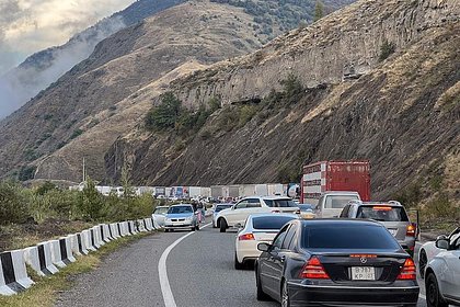 На границе с Грузией скопилось около пяти тысяч машин