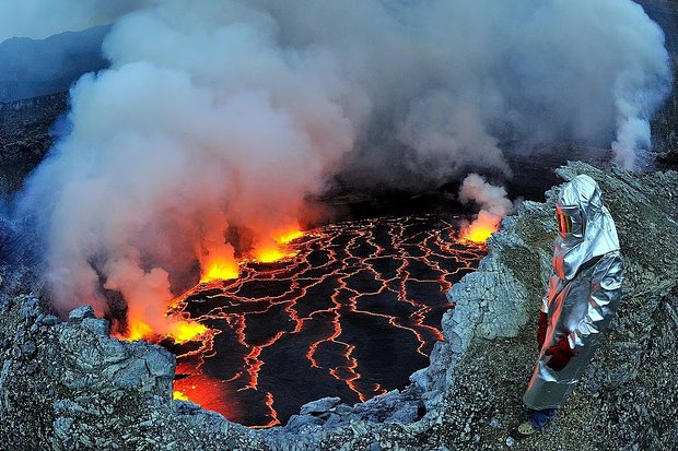 Исследовательские работы вблизи вулкана. Фото: Olivier Grundewald / Red Bull