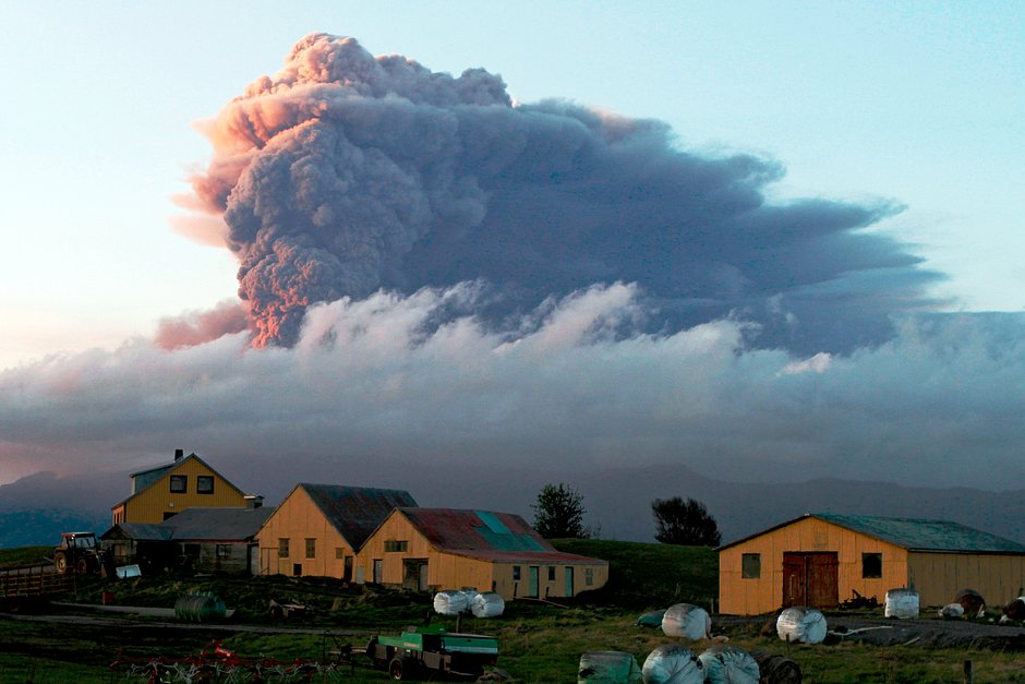 Извержение вулкана Эйяфьятлайокудль в 2010 году. Высота столба пепла достигала 13 километров