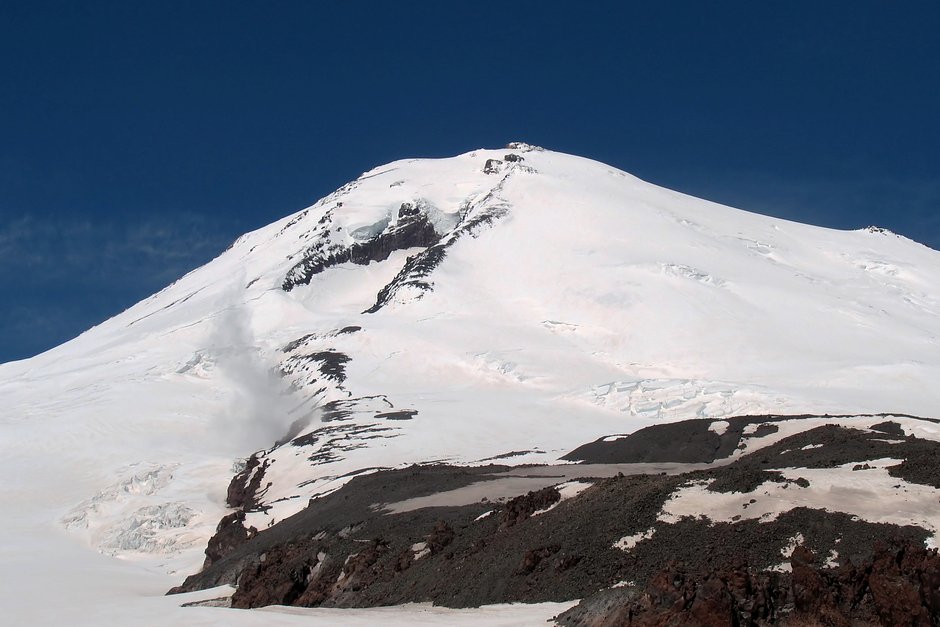 На основе последних геологических данных Эльбрус рассматривают как потенциально активный вулкан