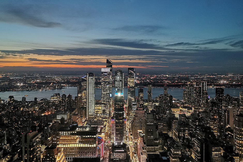 Вид на ночной Нью-Йорк, по центру – небоскреб с подсветкой цветами украинского флага
