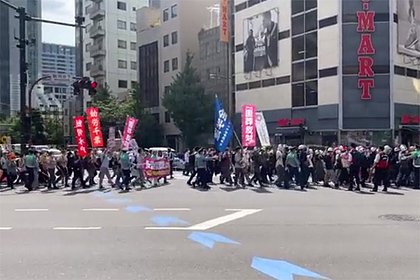 В Токио сотни человек вышли на акции протеста