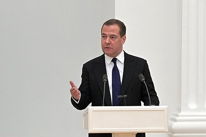 Медведев призвал не допустить появления ядерного оружия у Украины