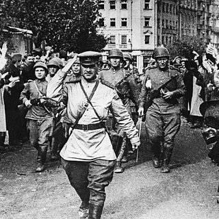 Белградцы приветствуют советских солдат. Впереди — командир роты гвардии старший лейтенант Дмитрий Кудашев. Октябрь 1944 года