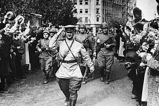 Белградцы приветствуют советских солдат. Впереди — командир роты гвардии старший лейтенант Дмитрий Кудашев. Октябрь 1944 года