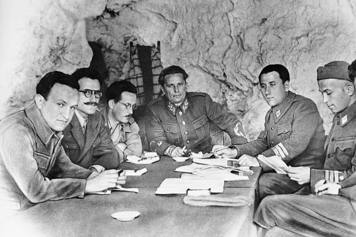 Верховный главнокомандующий Народно-освободительной армии Югославии маршал Иосип Броз Тито (в центре) с членами штаба, 1944 год 