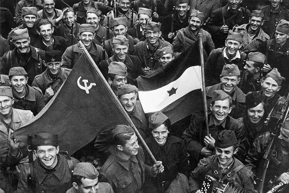 Ликующие бойцы НОАЮ с советским и югославским флагами
