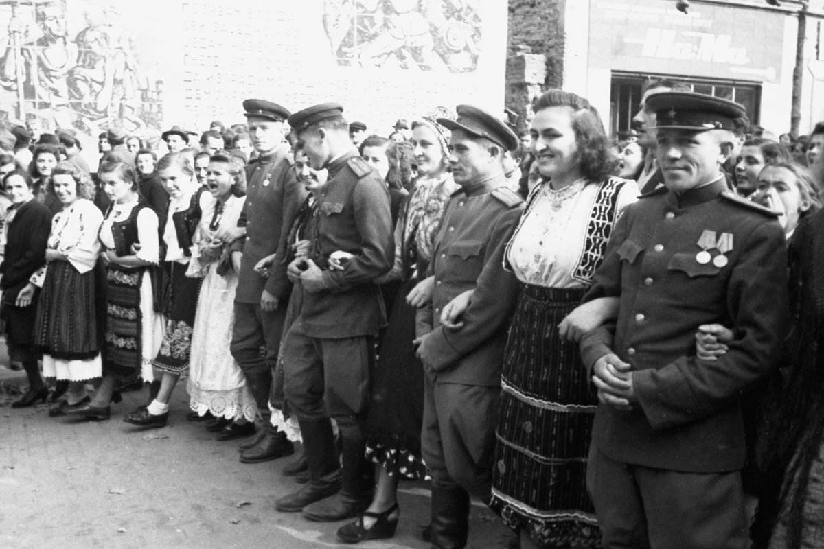 Жители Белграда чествуют советских воинов