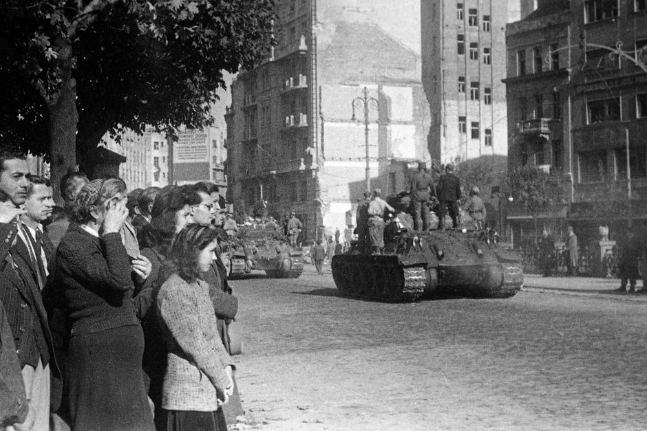Югославы приветствуют советских танкистов