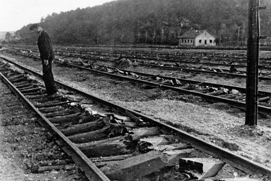 Разрушенные немцами пути на железнодорожной станции Топчидер в Белграде