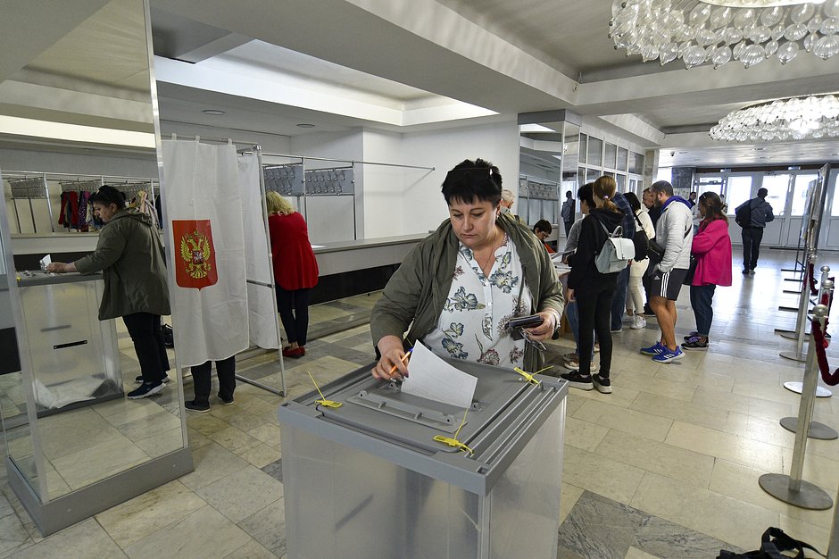 Жители ДНР и ЛНР, проживающие в Крыму, голосуют на референдуме в Севастополе, 23 сентября 2022 года