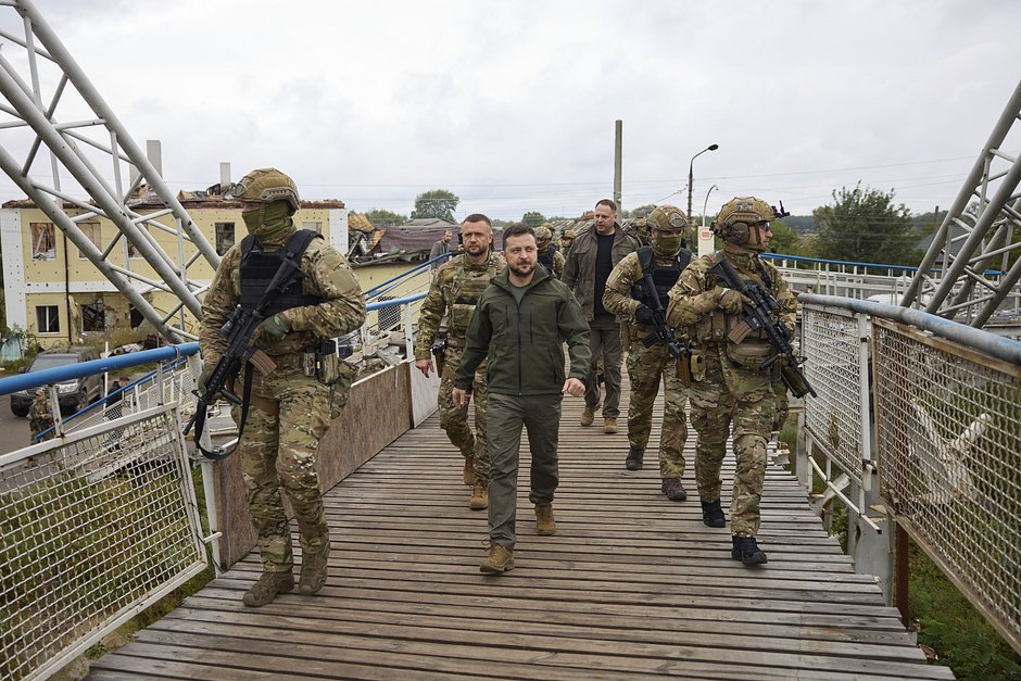 Президент Украины Владимир Зеленский во время поездки в Изюм, Харьковская область, 14 сентября 2022 года