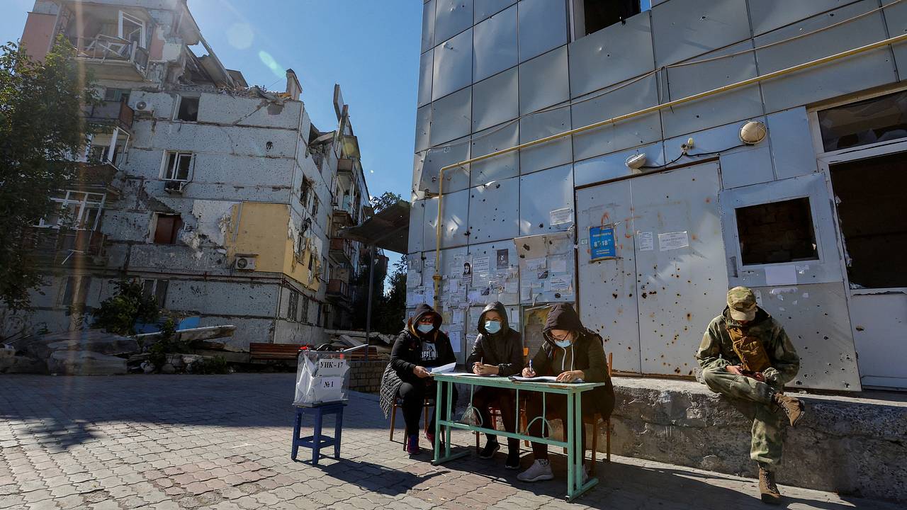 В ДНР, ЛНР, Запорожской и Херсонской областях проголосовали за  присоединение к России. Регионы подводят итоги референдума: Украина: Бывший  СССР: Lenta.ru