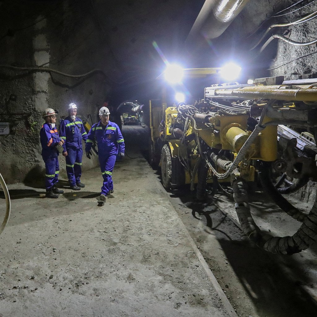 Fire mining. Шахты Донецка. Шахта Донецк. Шахта Засядько Донецк. Шахта картинки.
