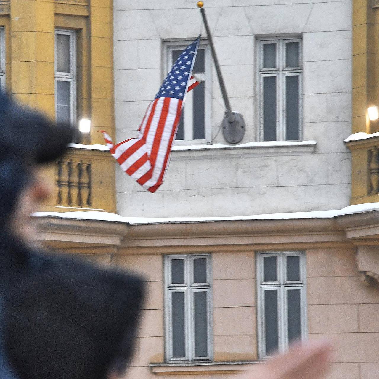 Сша призывает покинуть россию. Посольство США В Москве. Новинский бульвар посольство США. Посольство России в Америке сейчас. Посольство США призвало американцев немедленно покинуть Украину.