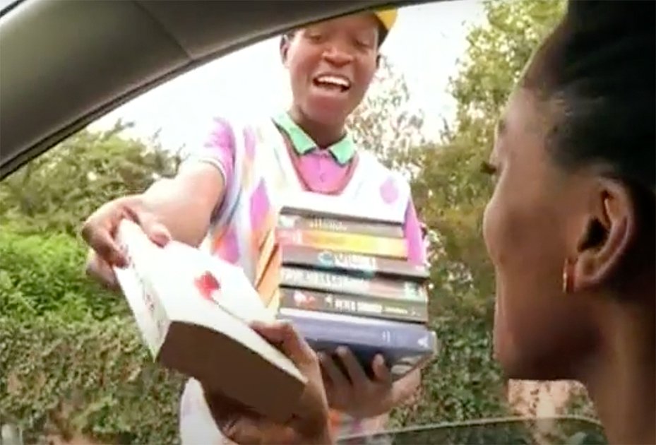 Бездомный южноафриканец Филани Дладла продает книги 