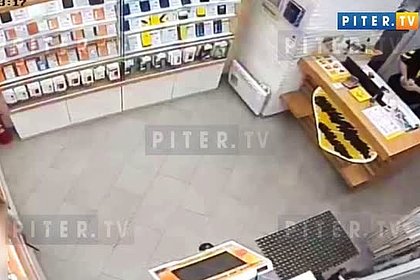 Нападение двоих неизвестных на салон связи в Петербурге попало на видео