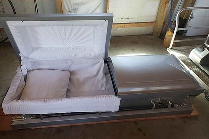 Женщина решила пошутить над пьяным мужем и купила ему гроб