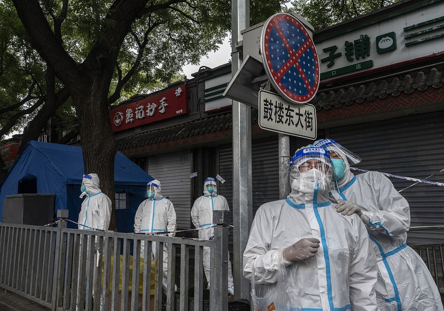 Медицинские работники в районе изоляции в Пекине, 28 июня 2022 года