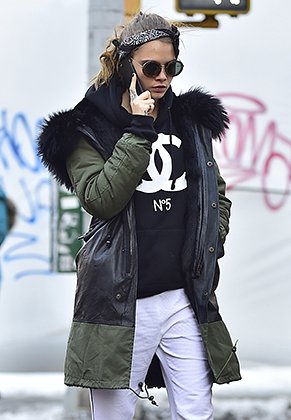 Кара Делевинь на прогулке в Нью-Йорке в 2015 году