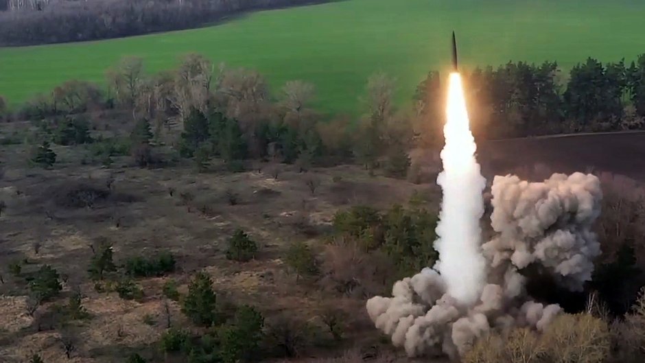 Боевой запуск ракеты оперативно-тактического ракетного комплекса «Искандер» по ангарам с военной техникой и боеприпасами Вооруженных сил Украины
