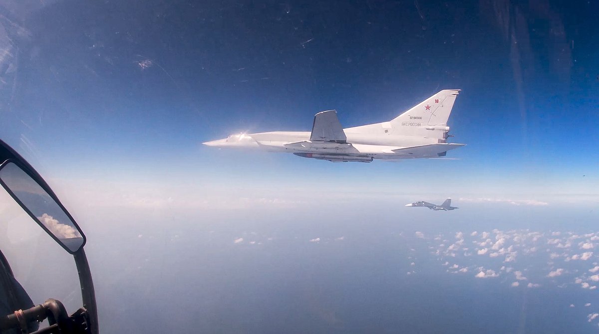 Бомбардировщик Ту-22М3 ВВС России в небе над Средиземным морем после взлета с авиабазы Хмеймим в Сирии, 19 февраля 2022 года